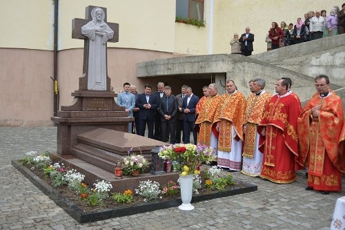 В Коломиї освятили його надмогильний пам’ятник владиці Миколаю Сімкайло.(ФОТО)